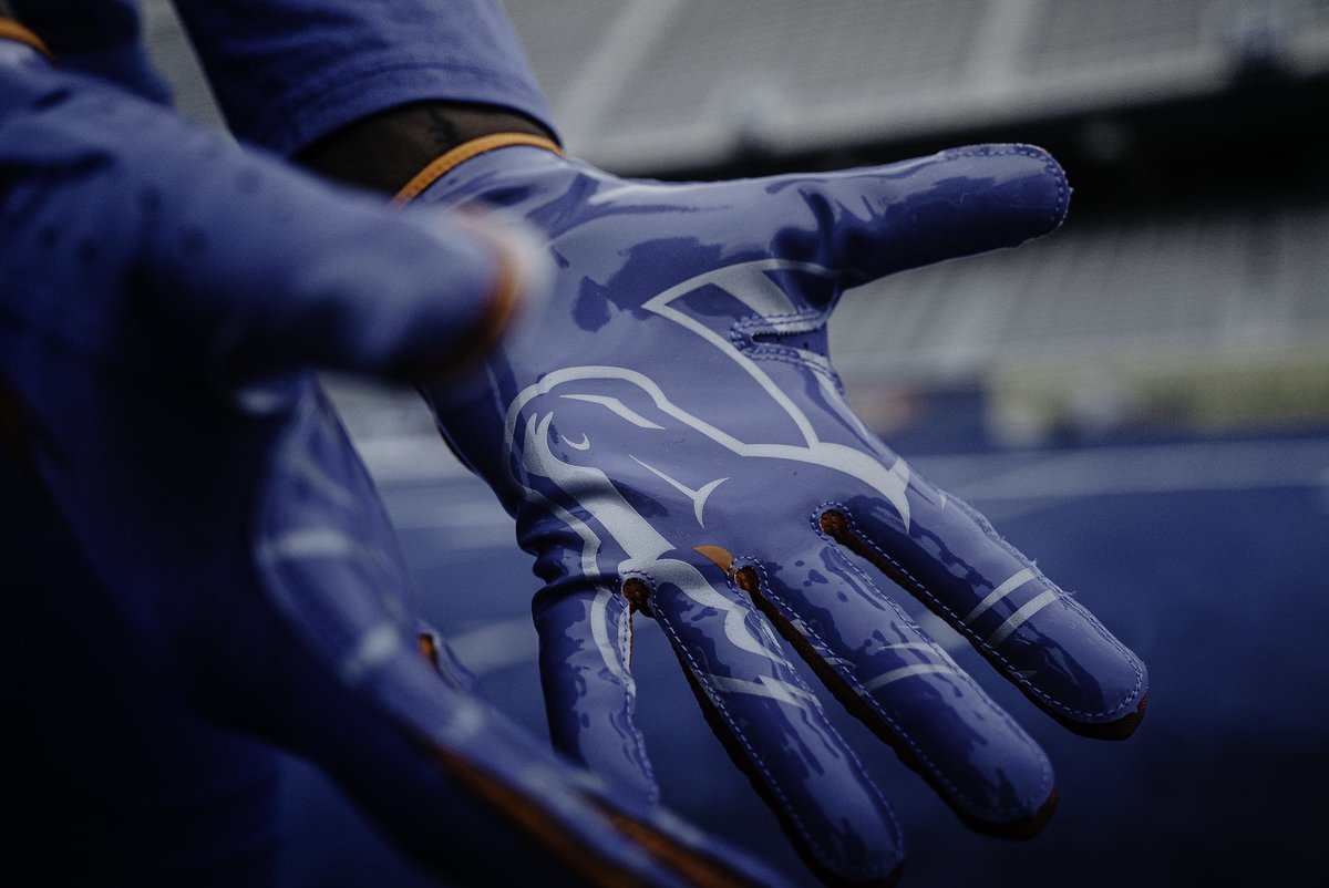 BroncoSportsFB's tweet photo. Nothing like All Blue on The Blue 🔹

#BleedBlue https://t.co/rCb4Z4Z6Bm