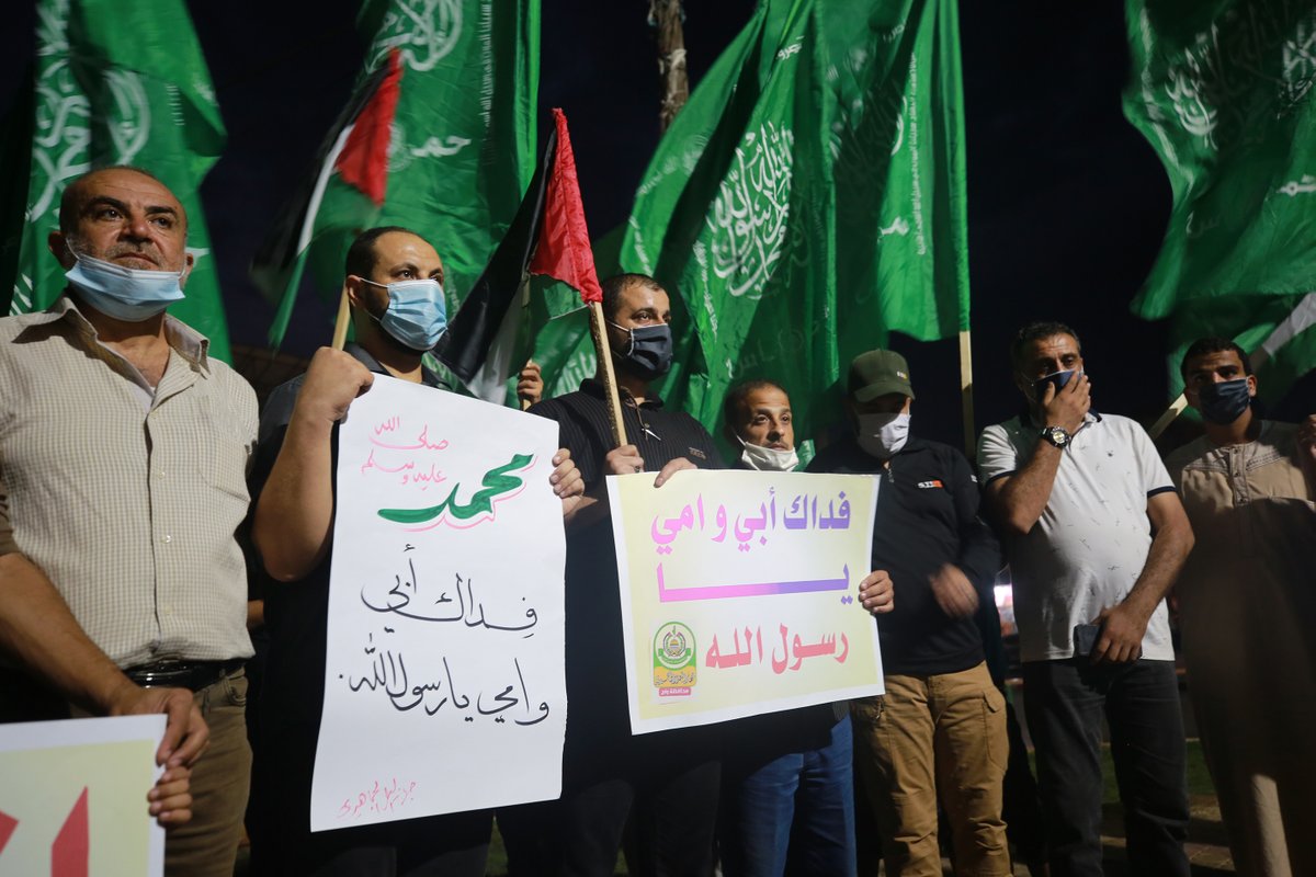 AlarabyTV's tweet photo. تظاهر عشرات الفلسطينيين في قطاع #غزة مساء السبت؛ تنديدا بإساءات #ماكرون للإسلام والنبي محمد https://t.co/SENU9J07PF