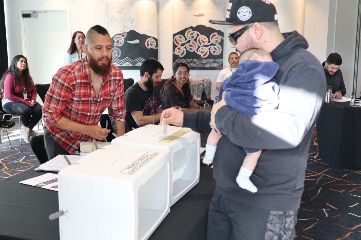 Y ya empezó...

José (junto a su hijo), chileno residente en Auckland, Nueva Zelanda, es el primer voto de este histórico #Plebiscito2020 que busca acabar con la Constitución del Dictador Augusto Pinochet. #PlebiscitoChile.