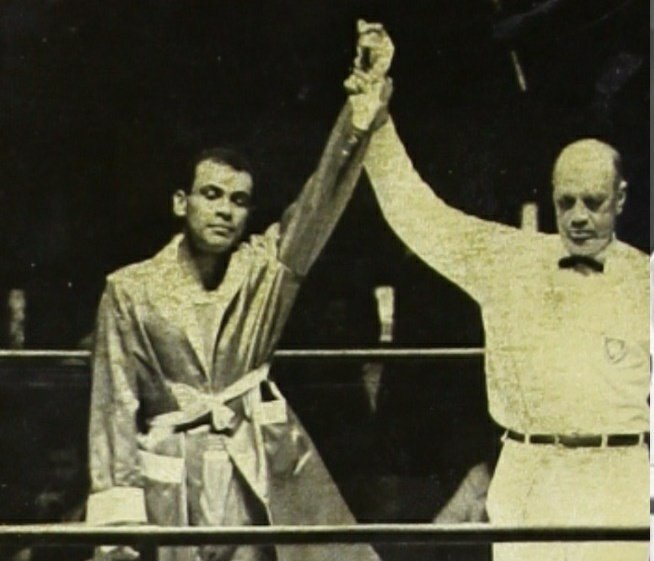 Un día como hoy hace 52 años, Agustin Zaragoza obtuvo la medalla de BRONCE 🥉 en el boxeo 🥊 categoría de peso medio de los Juegos Olímpicos de México 1968, el pugilismo nacional alcanzaría en esa justa deportiva cuatro preseas como local. https://t.co/4BijVnBU7t