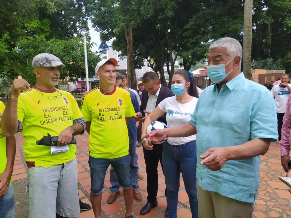 claudioefermin's tweet photo. Seguimos por los caminos de #Barinas, con el Club “Los amigos del fútbol”, en Socopó. Comprometidos con los deportistas, vamos a llevar su voz a la Asamblea Nacional #EstoTieneSolución https://t.co/l5MIwZQcxG