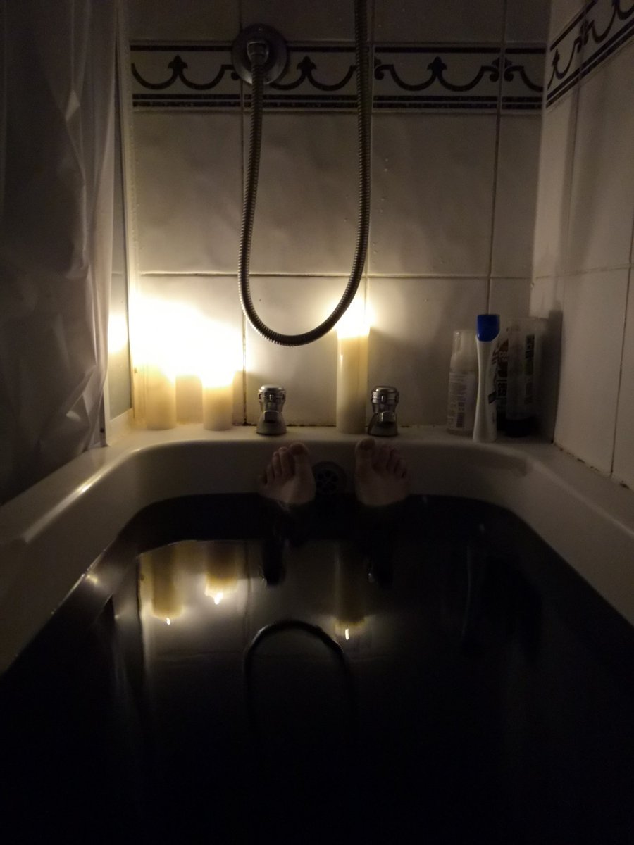 symmetryoriginn's tweet photo. had a wonderful goth bath using a @hexbomb1 bath bomb :) https://t.co/KIUzZAyH0m