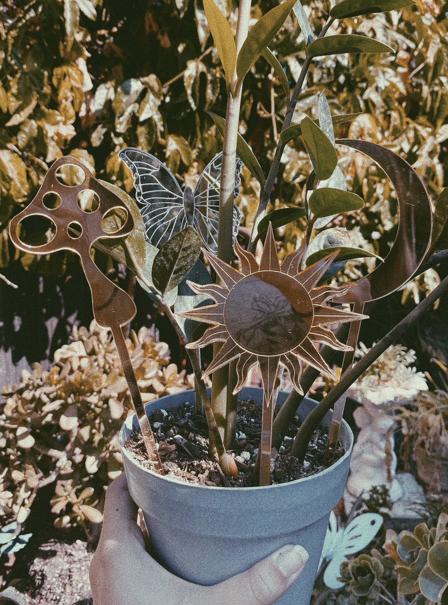 radbumma's tweet photo. Retweeting this post would really help my small business! It may not seem like a big deal to you but it HELPS!🥺

Available NOW in my shop✨🖤 made by me! Hand poured soy candles, mirrored plant stakes, earrings, mirrors, and resin art is available ✨ https://t.co/vLHtQvoMIj https://t.co/FpIyYF71Ab