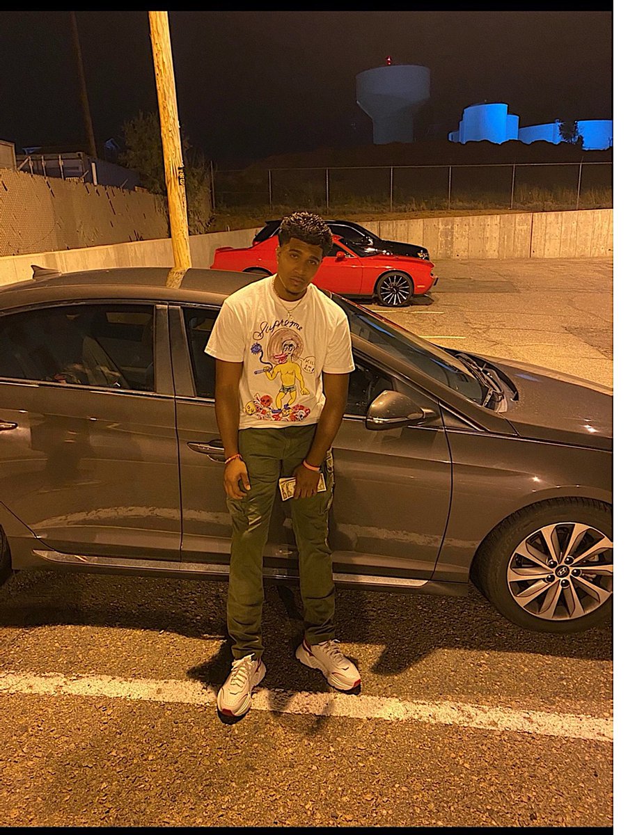 BAH__1's tweet photo. “ I had n***** eatin off me and aint neva tell me , I got n***** in they feelings bout this money when they really owe me “ 🙇🏽‍♂️ https://t.co/ESrq6gvQsB