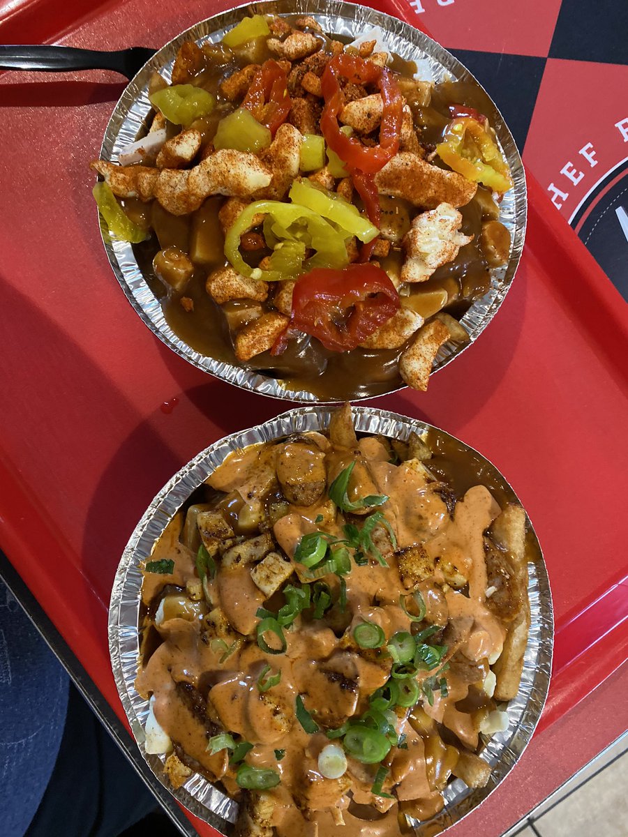 ycbernier's tweet photo. La #ElPyro🔥 et la #Buffalo🔥 de la Poutinerie à Matane, un must pour les amateur de bouffe! https://t.co/ZU22JrDj3o