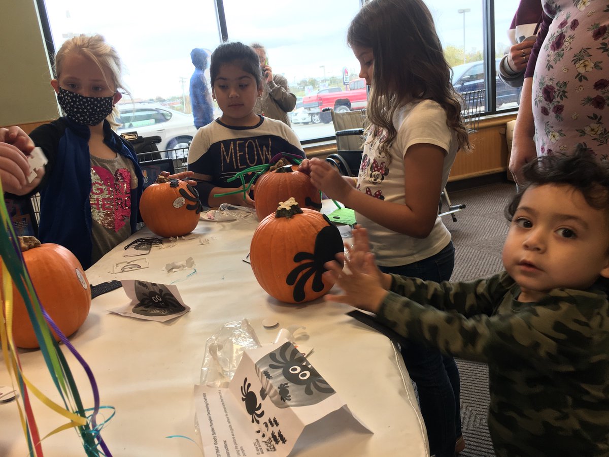 WFLE1's tweet photo. Great time today with @GJPepsi at Maysville Kroger decorating pumpkins with some awesome kiddos! #crush #frightnightflavor https://t.co/G7n6Pw3uGW