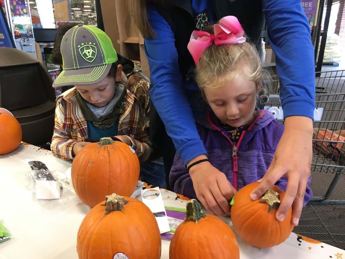 WFLE1's tweet photo. Great time today with @GJPepsi at Maysville Kroger decorating pumpkins with some awesome kiddos! #crush #frightnightflavor https://t.co/G7n6Pw3uGW