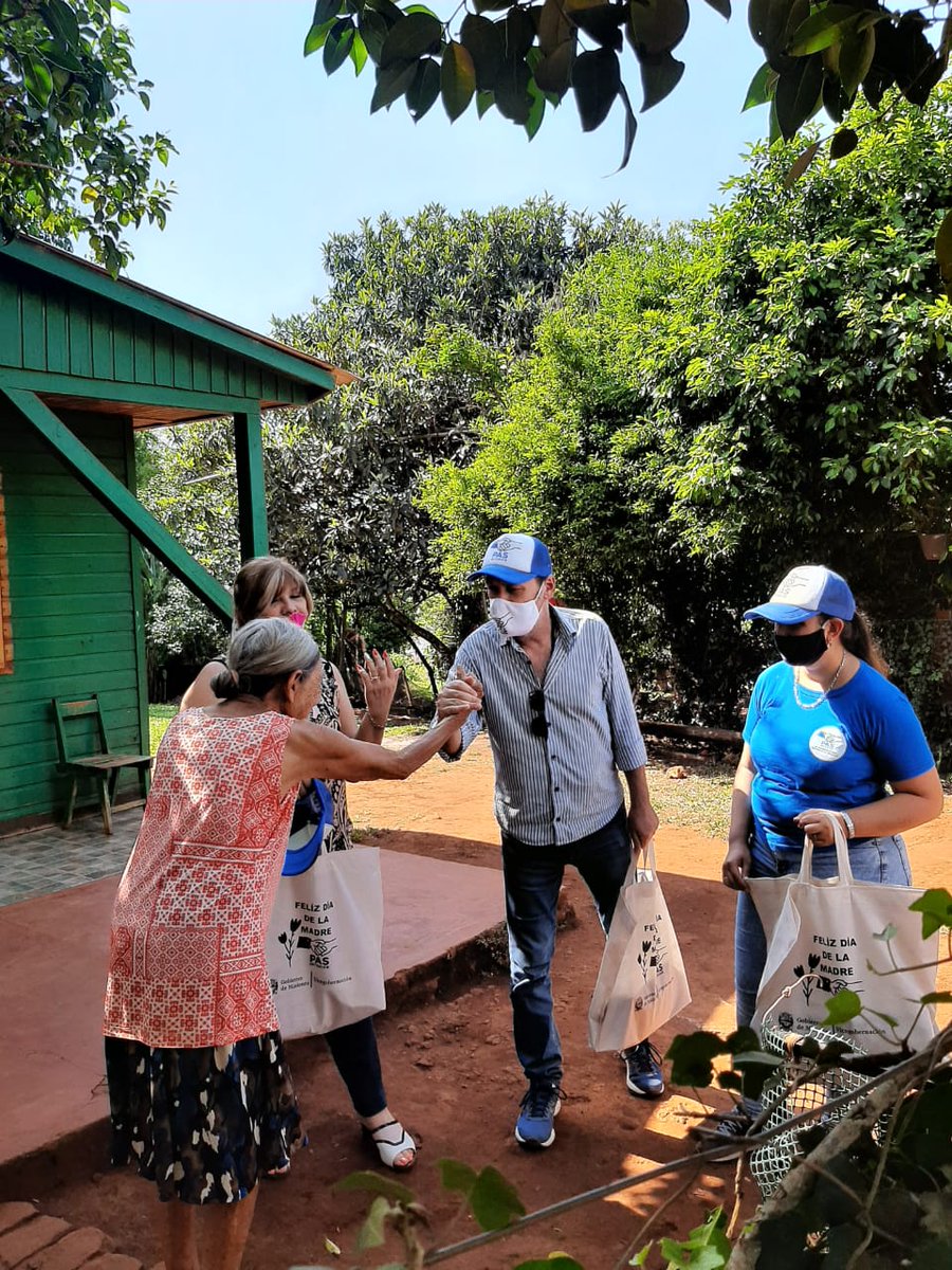 PASInteriorMnes's tweet photo. #Ahora
Agasajo por el #MesDeLaMadre a vecinas del municipio de Santo Pipo.
Por la imposibilidad de hacer eventos sociales, visitamos a las madres #CasaPorCasa
#PASInterior #Misiones #EnLos76Municipios https://t.co/sb3qiT5okk