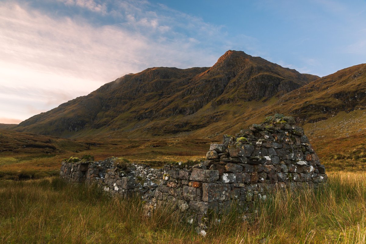 jonwood1978's tweet photo. A place time as forgotten in the Northwest of #Scotland #photographed on my final #Munro last weekend. The colours in the sky where fantastic and a little #alpineglow on the mountain tops #getoutside #hillwalking #munrobagging https://t.co/RLmLYdggZu