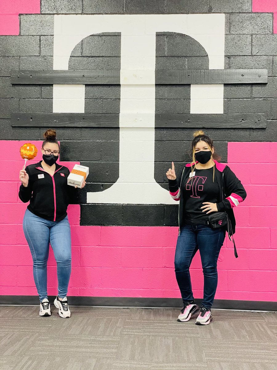 LeahLeal14's tweet photo. Happy Magentaversary to Ashley!! 1 year down! So grateful for all you do! #magenta #southneversettles #NETXisNEXT https://t.co/So4k1a5l7b