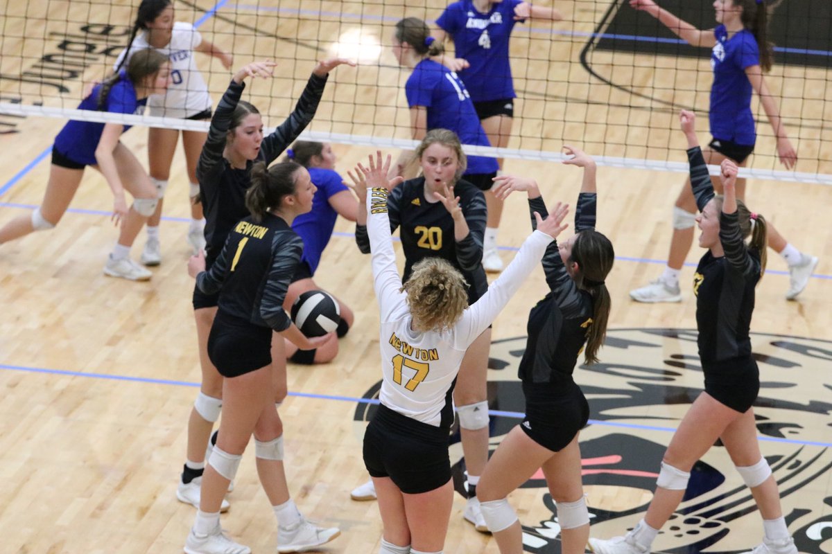 NewtonHSKS's tweet photo. Regional Championship: Railers take Set 1 over Andover 25-21! https://t.co/HvixUNHkV8