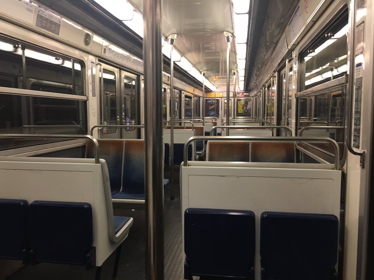 22h30 : le métro parisien déserté un samedi soir. Allégorie du #CouvreFeu21h.