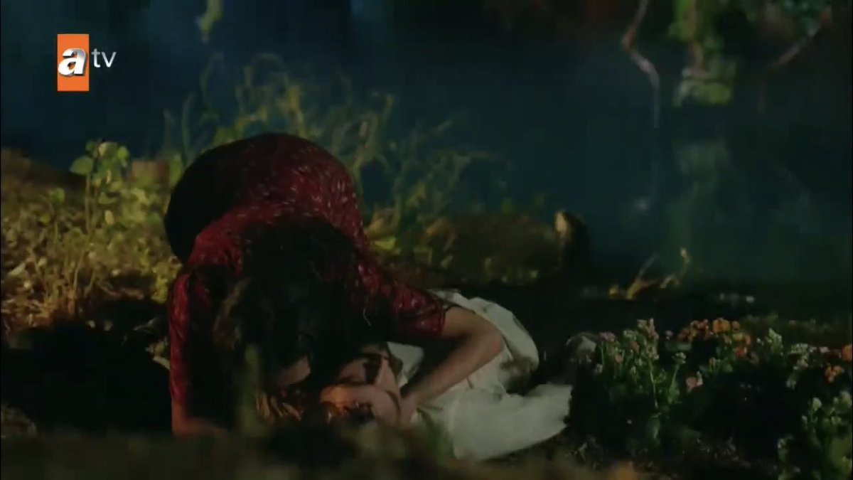 THE WAY SHE KISSED HIS NECK I CAN’T STOP CRYING  #Hercai  #ReyMir