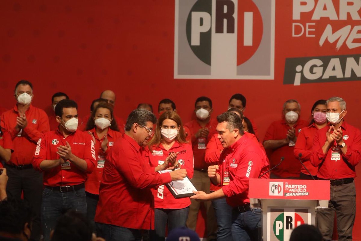 Javier_CasiqueZ's tweet photo. Con gran responsabilidad recibo de manos de mi presidente @alitomorenoc y mi secretaría general @caroviggiano el nombramiento de Coordinador de Acción Electoral para el estado de Campeche en la elección 2021. ¡No tengan duda que volveremos a ganar! ¡Gracias por su confianza! https://t.co/STC6U4M0Jd