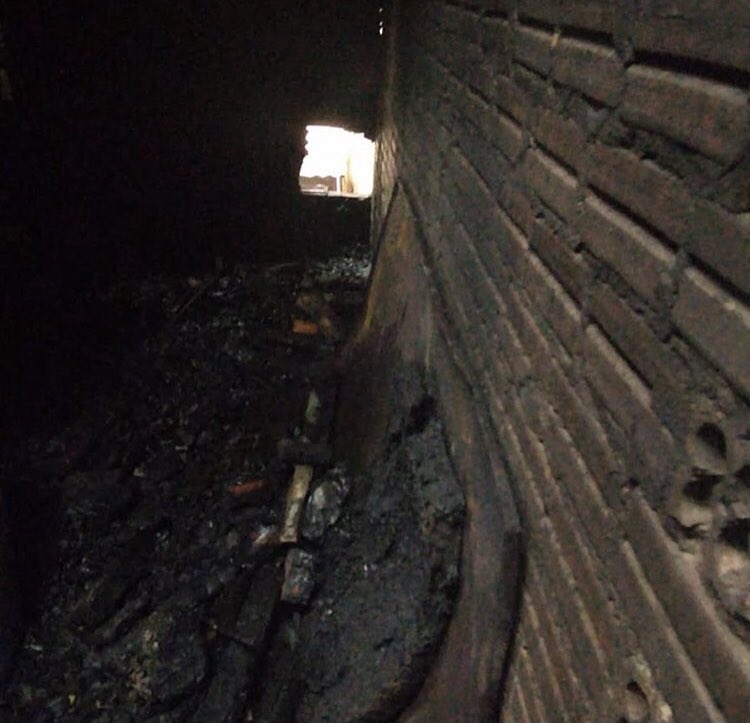Phenelloppy's tweet photo. SOCORRO!!!  Precisamos muito da ajuda de todos!
Hoje a tarde, ocorreu um INCÊNDIO NO CANIL
Toda a parte onde fizemos a comida deles pegou fogo.
Estamos sem agua, luz e sem comida. https://t.co/Cwv2Gye3M6