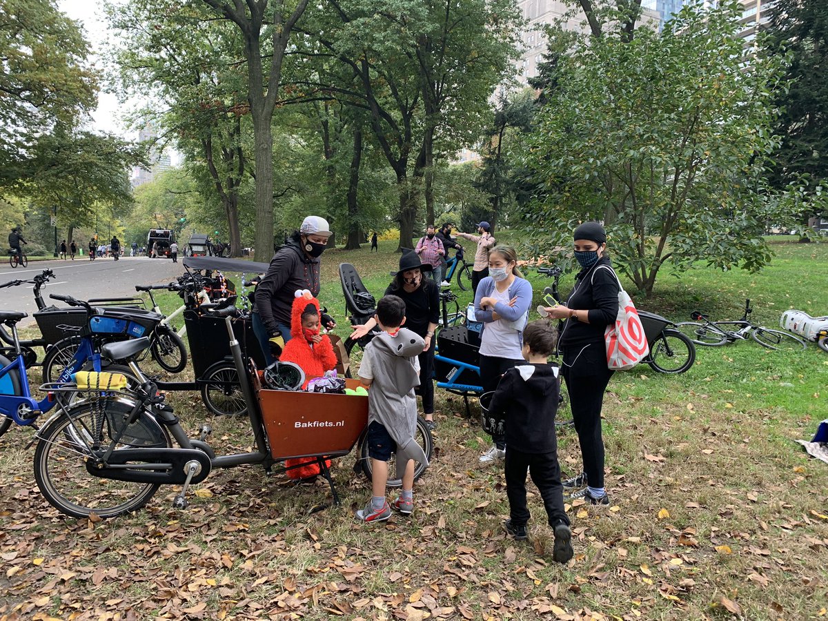 We had kids and parents in costumes. An electric Haul-a-Day, a classic wooden  @bakfietsnl ... 2/