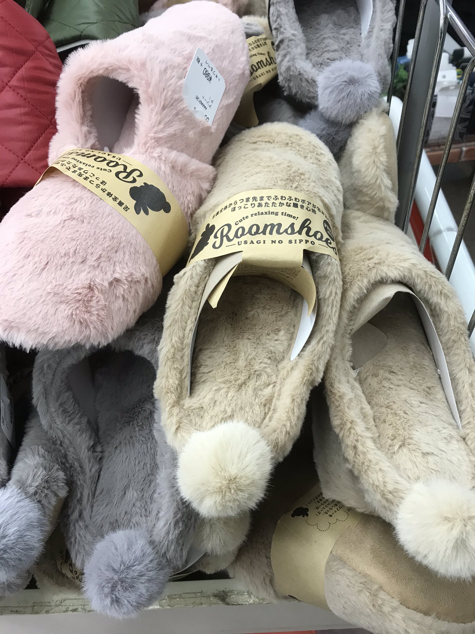 プラザトキワ ベベ フローリングが冷たく感じたら 室内履きの出番 オススメは ウサギのしっぽ付ボアスリッパꪔ ふわふわ感が程よいので履きやすく 尻尾がアクセント もっとボリュームと可愛さが欲しい方には ぬいぐるみみたいなウサギスリッパ 白
