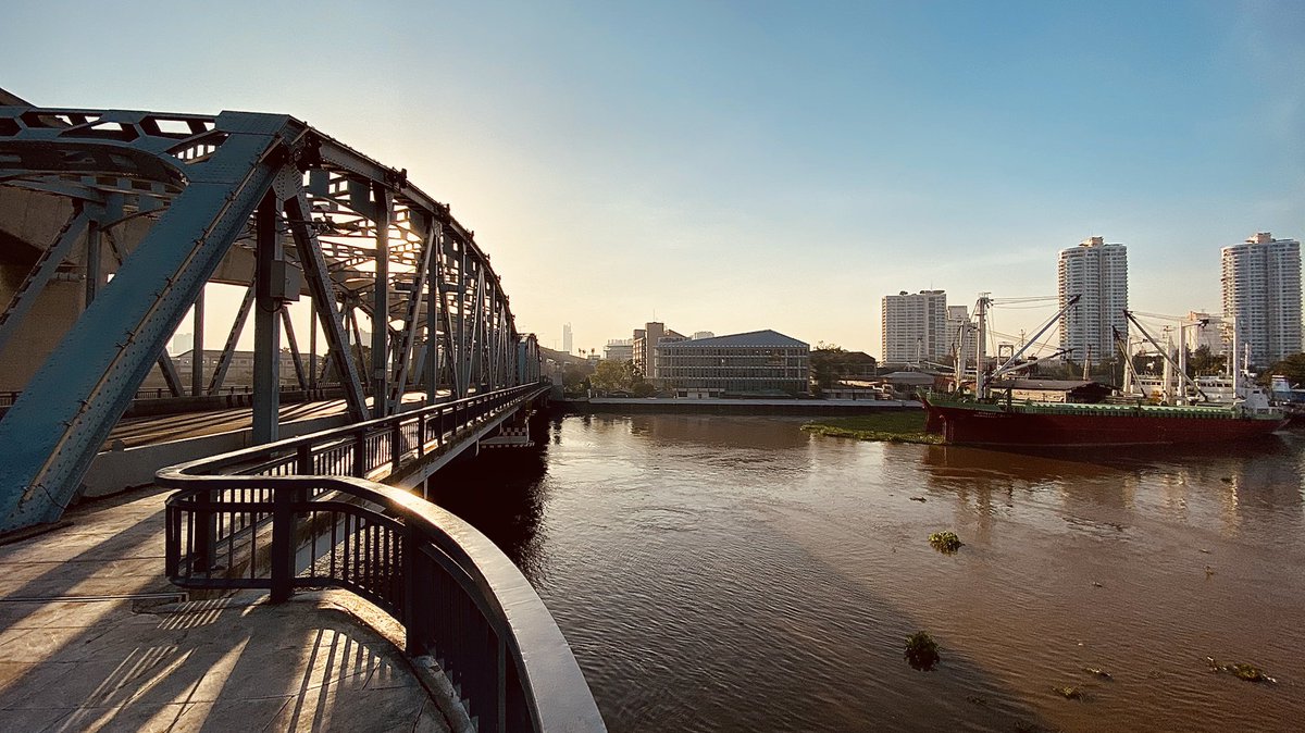 Zatawat's tweet photo. #River with #brick and #steel
#Bangkok thru runner’s-eye view
#RunningDiary #cityrun 
#RunnersEyeView 🏃 https://t.co/aIsQLXiOMt