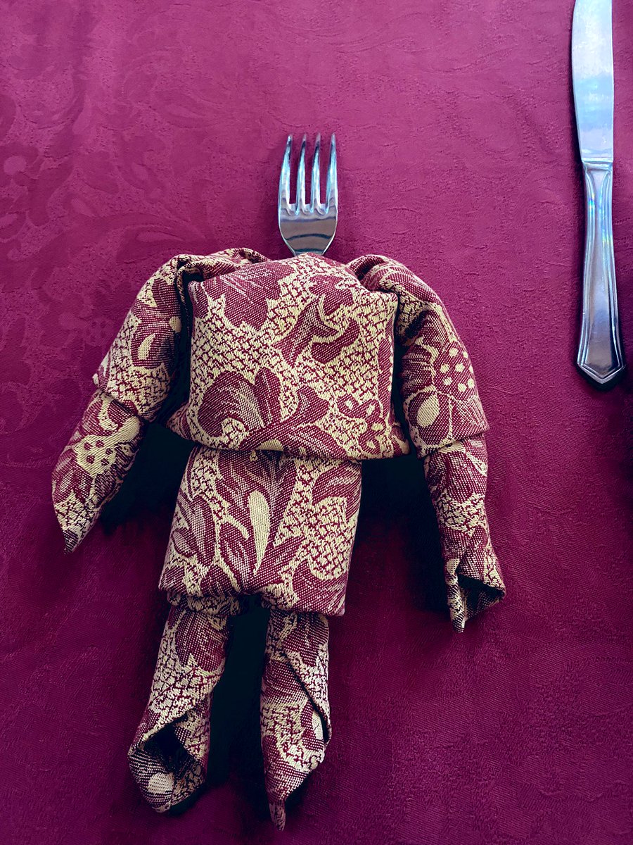 soyperdi's tweet photo. Soy del tipo de personas que va a los bares y hace esto con las servilletas (queda mejor con cucharas) https://t.co/tzhvA3xP4r