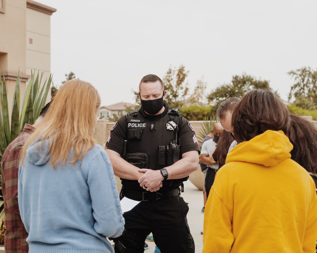 calvarycch's tweet image. Today we gathered outside @chinopolicedept to pray for our local officers. We and some of the officers themselves prayed for specific prayers requests including clarity &amp;amp; compassion while on the streets, protection from assault &amp;amp; false accusations and their marriages &amp;amp; families.