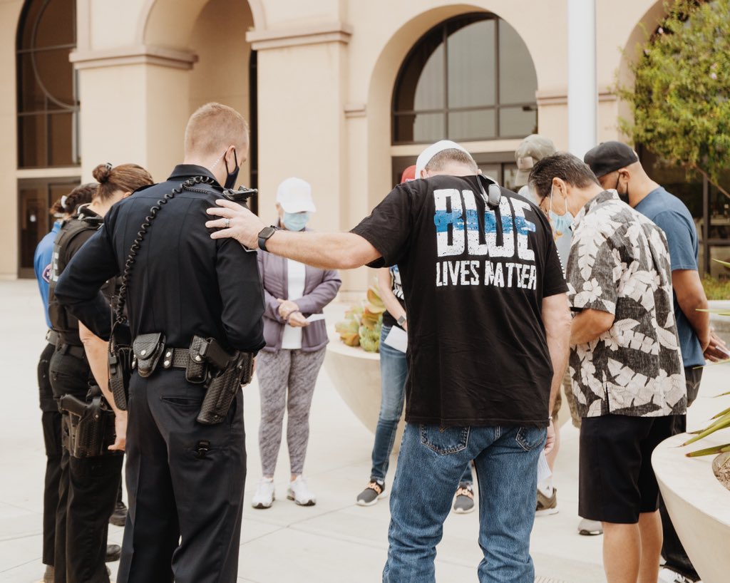 calvarycch's tweet image. Today we gathered outside @chinopolicedept to pray for our local officers. We and some of the officers themselves prayed for specific prayers requests including clarity &amp;amp; compassion while on the streets, protection from assault &amp;amp; false accusations and their marriages &amp;amp; families.