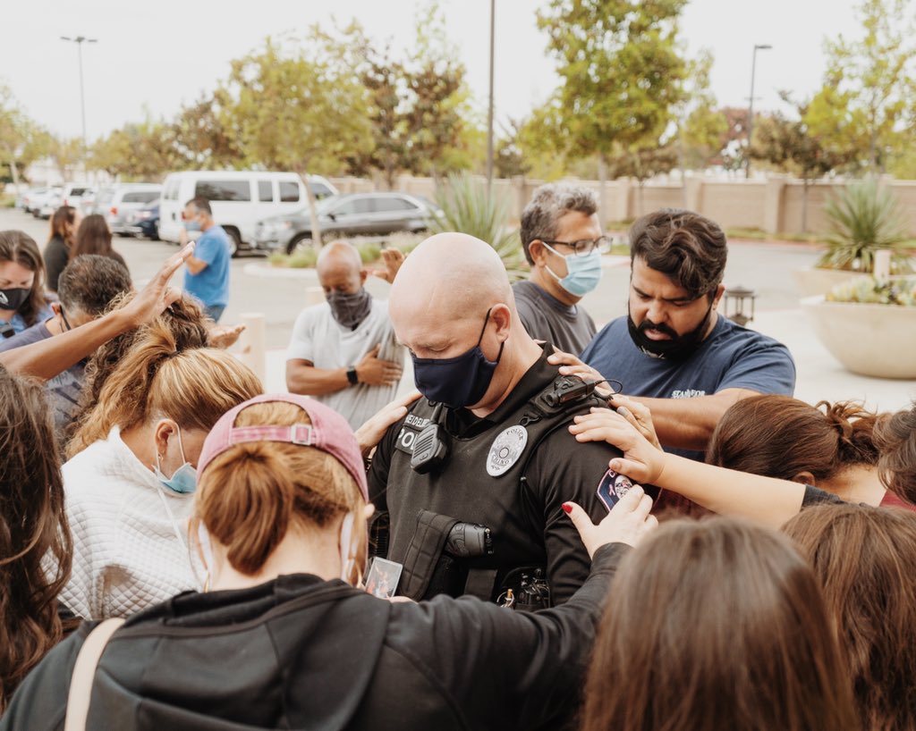 calvarycch's tweet image. Today we gathered outside @chinopolicedept to pray for our local officers. We and some of the officers themselves prayed for specific prayers requests including clarity &amp;amp; compassion while on the streets, protection from assault &amp;amp; false accusations and their marriages &amp;amp; families.