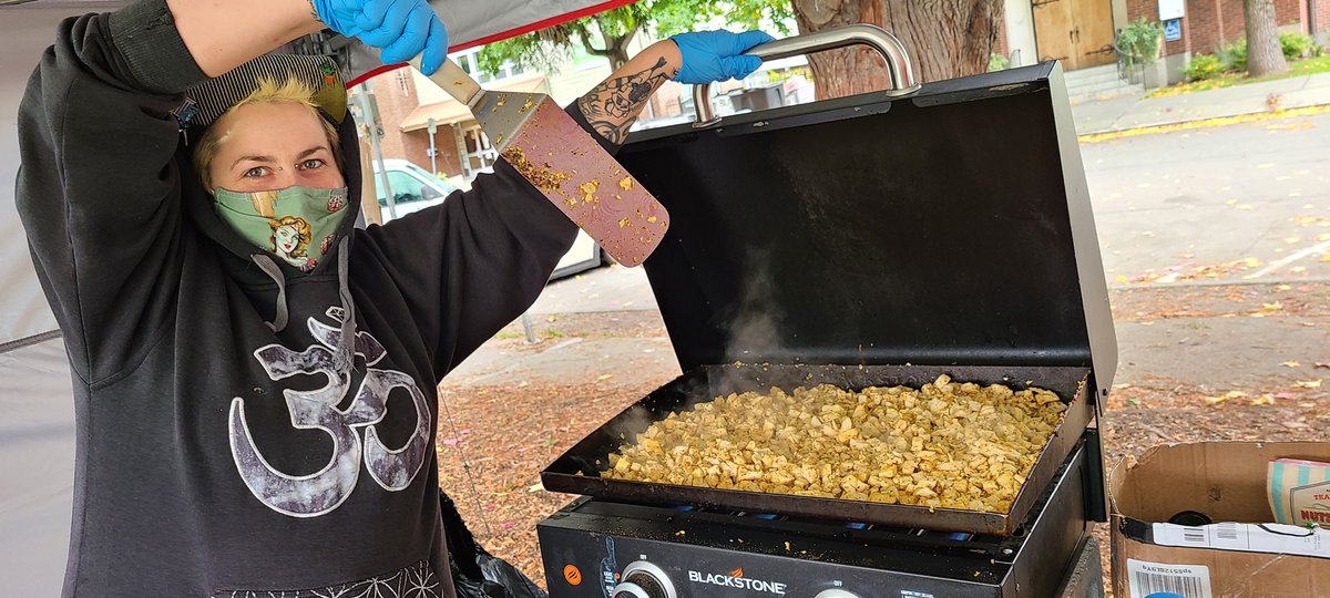 riotkitchen206's tweet image. #FeedThePeople in Cal Anderson today!! Come by for some hot vegan eats! 🔥🔥🔥🔥 Thank you so much to our Seattle crew putting together these weekend feeds.
.
.
We can’t do it without your support! VENMO: RiotKitchen206 #PDXProtest #SeattleProtest #pdxmutualaid #seattlemutualaid