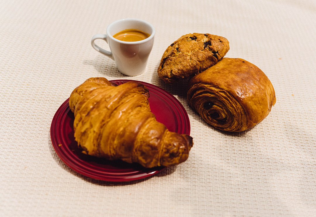 PanemBakery's tweet photo. ¡Por fin! Se siente el otoño y esta tarde es perfecta para acompañarla con pan dulce de Panem y un espresso doble ☁️🍂

Haz tu pedido para recoger en sucursal vía WhatsApp al 81 1909 5632 o encuéntranos en Rappi en Zona San Pedro

Foto: Laura Álvarez 

#Panem #PanemBa https://t.co/BD8Shfuo4X