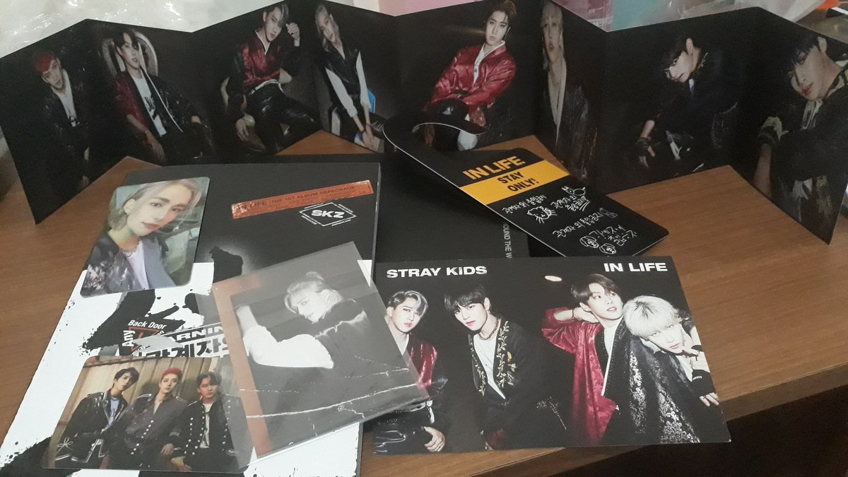 imbyea's tweet photo. Akhirnya bisa unboxing yg limited \^0^/, packaging nya bagus sampe temenku aja muji" disuruh kasih bintang 5 katanya π @UxeSide
@Aleevaaaa Makasih banyak freebies nya akan aku gunakan selama mungkin dengan sebaik-baiknya π https://t.co/ZmKespPB6L