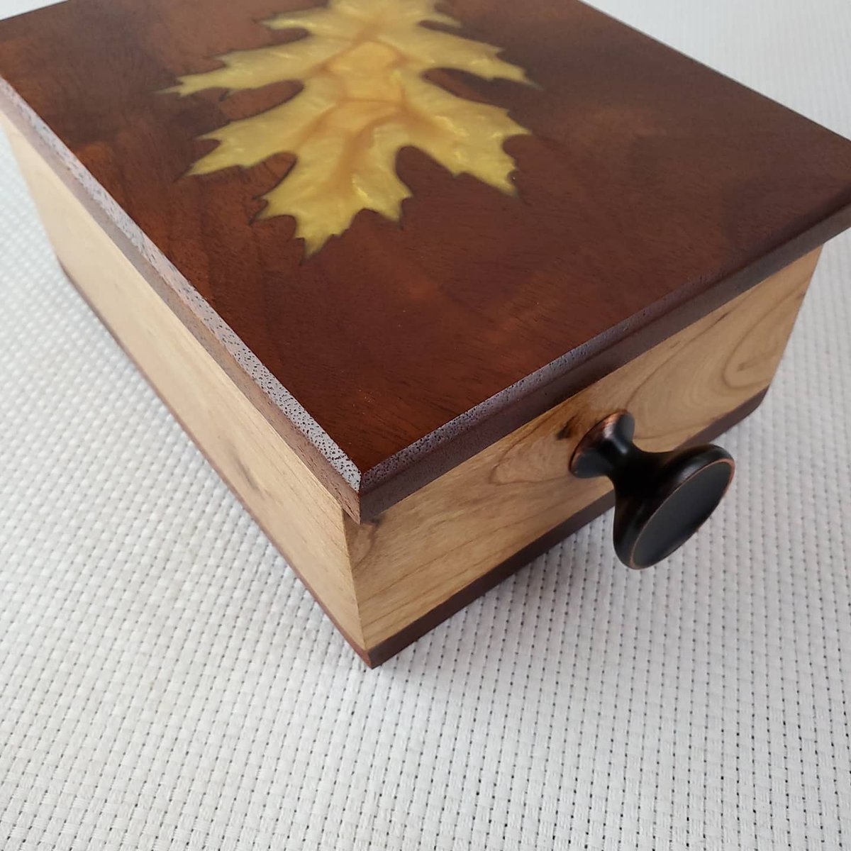 defiantartsco's tweet photo. Oak leaf Keeper
@defiantartsco
@total_boat
#woodshop #woodworking  #woodworker #woodart #woodworkingshop #cabinetmaker #carpenter #woodcraft #diy #maker #furnituremaker #craftsman #epoxyart #resinart #epoxy #resin  #mainewoodworker #mainelife #mainely https://t.co/7IWW8neIZI