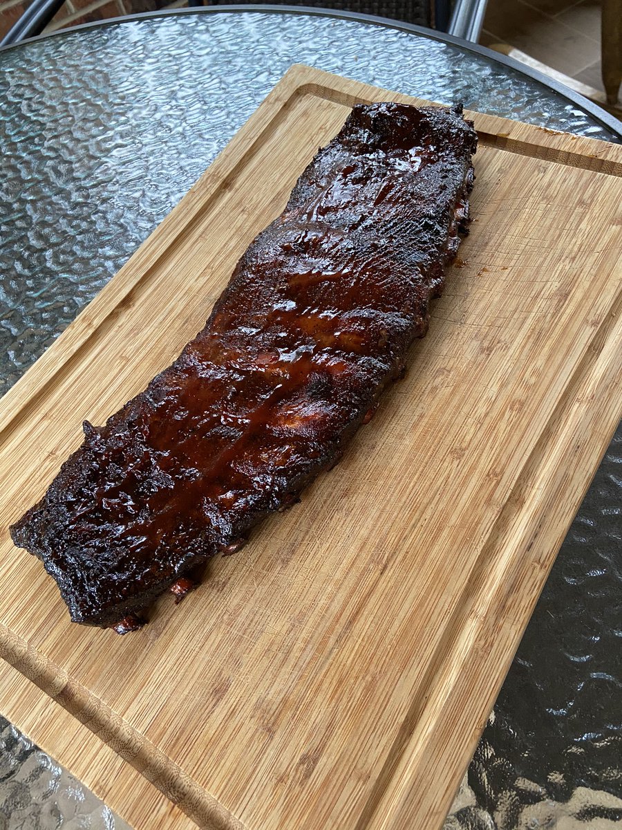 CaveHoo8's tweet photo. Late games mean smoking. #ribs #webberkettle #GoHoos #BeatMiami https://t.co/JrhMcTgISF