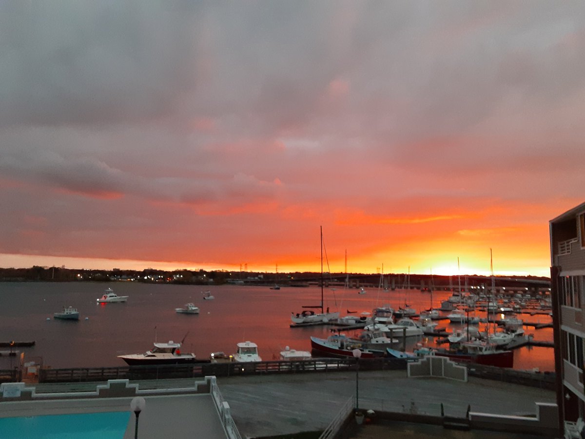 mdechell's tweet photo. I never post sunset photos, but this is Beverly Harbor! https://t.co/xLqXZOkHqV