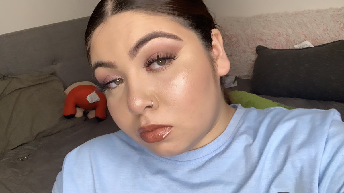 SillaaKillA's tweet photo. 🌸 Be yourself, there’s no one better🌸
Products Used
@kyliecosmetics Palette “you’re $o money baby”
@elfcosmetics Brow pencil
@fentybeauty Foundation/Concealer
@kyliecosmetics Highlight/Lip&amp; gloss
.
.Follow @sillaslooks on Instagram FOR MORE
.
.
#sillastyle #sillakilla https://t.co/12JJUJeOGv