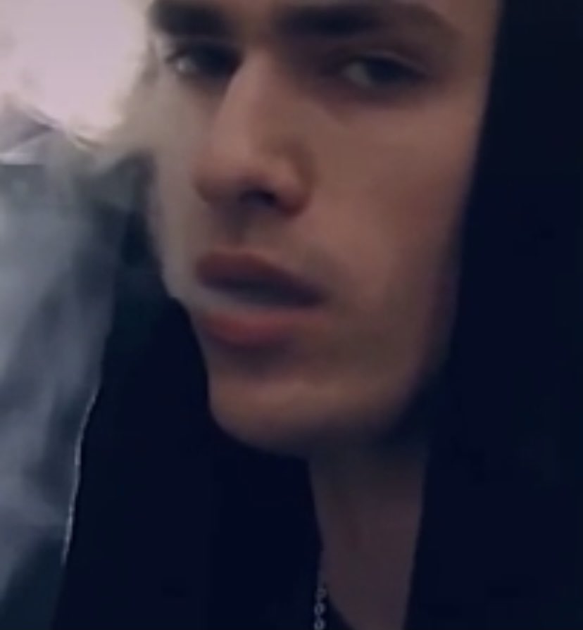 Он чертовски горяч😍🥵
Согласитесь🥺