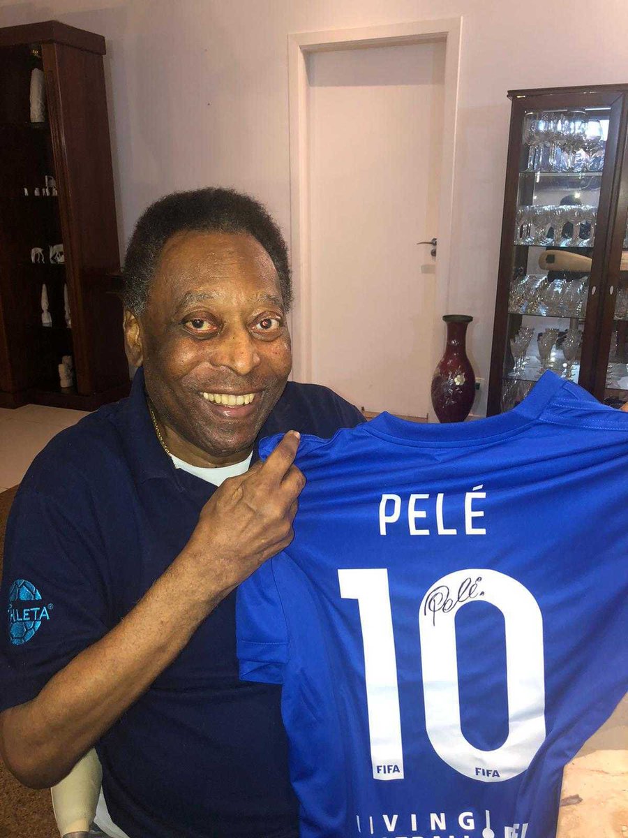 #Pele80 recibió de regalo por parte de FIFA una camiseta y un brazalete de capitán ⚽️

#ORei80 Participó en 4 Mundiales y  es el único jugador en ganar 3 Copas del Mundo (1958, 1962 y 1970), anotando 12 goles en total 👏🏽