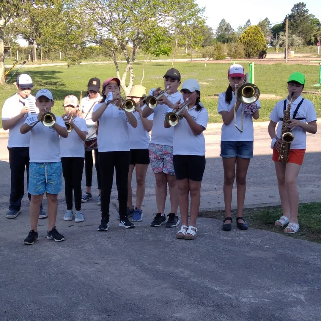 RedBandas's tweet photo. Banda Juvenil Cerro Colorado 🥁🎼🎺🎷
Muy lejos de bajar los brazos 💪 💪💪
Padres y alumnos de la Banda, recorrieron gran parte de Cerro Colorado en busca de apoyo para poder continuar con este hermoso proyecto.
Muchas gracias a todos los vecinos por su gran colaboración !! https://t.co/ZSOwfA1NlU