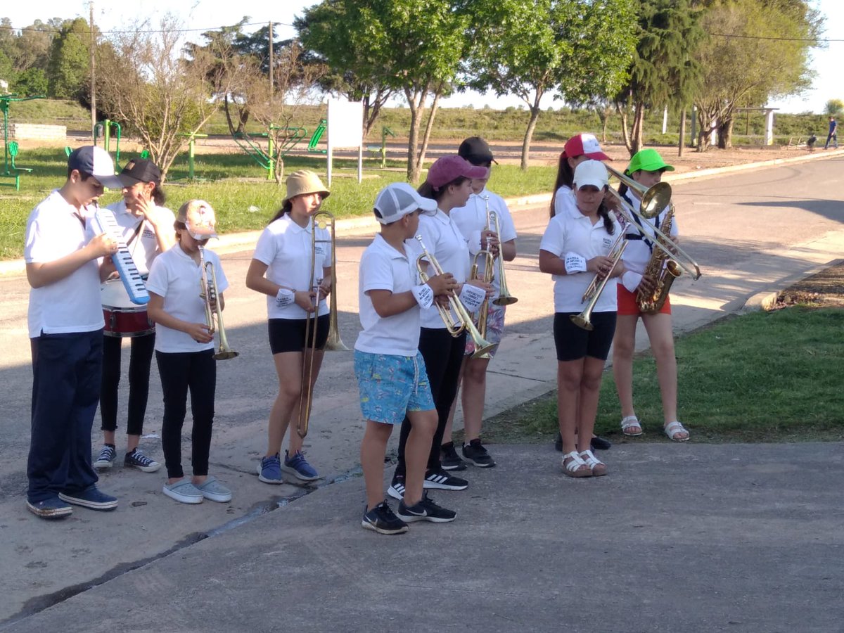 RedBandas's tweet photo. Banda Juvenil Cerro Colorado 🥁🎼🎺🎷
Muy lejos de bajar los brazos 💪 💪💪
Padres y alumnos de la Banda, recorrieron gran parte de Cerro Colorado en busca de apoyo para poder continuar con este hermoso proyecto.
Muchas gracias a todos los vecinos por su gran colaboración !! https://t.co/ZSOwfA1NlU