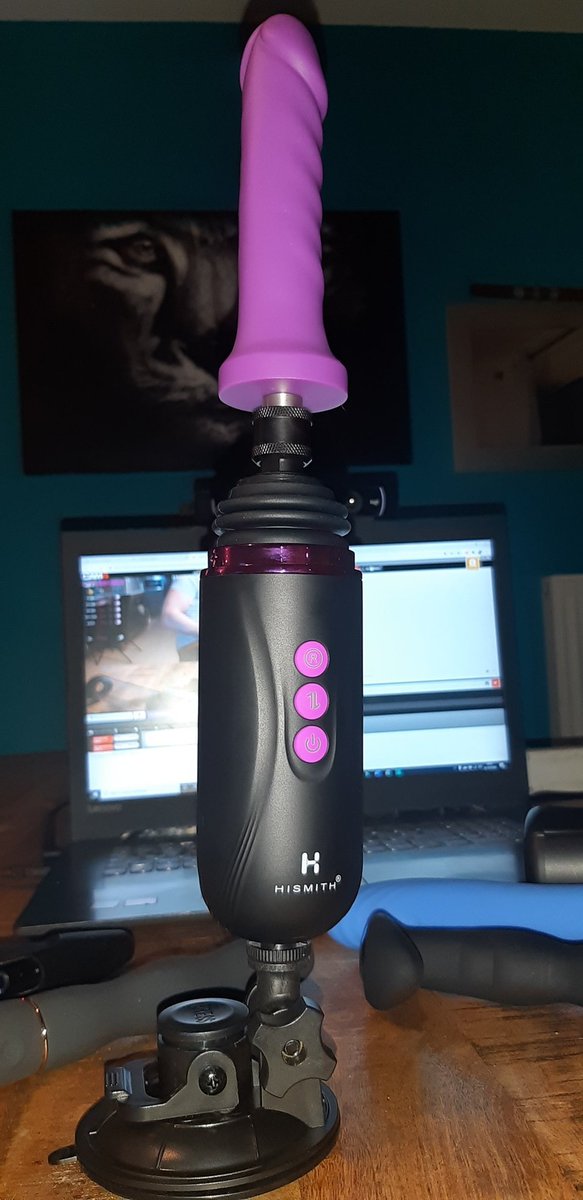 tomsauwer's tweet photo. Merci @hismith_dora il sera parfait pour faire plaisir à mes fans #cam4
5 étoiles pour ce produit génial
Design discret, connecté à une appli android, malette de rangement, adaptable à d'autres sextoys. Il promets des shows intense dans toutes les pièces #minifuckmachine 😘 https://t.co/TZfNSywJdU