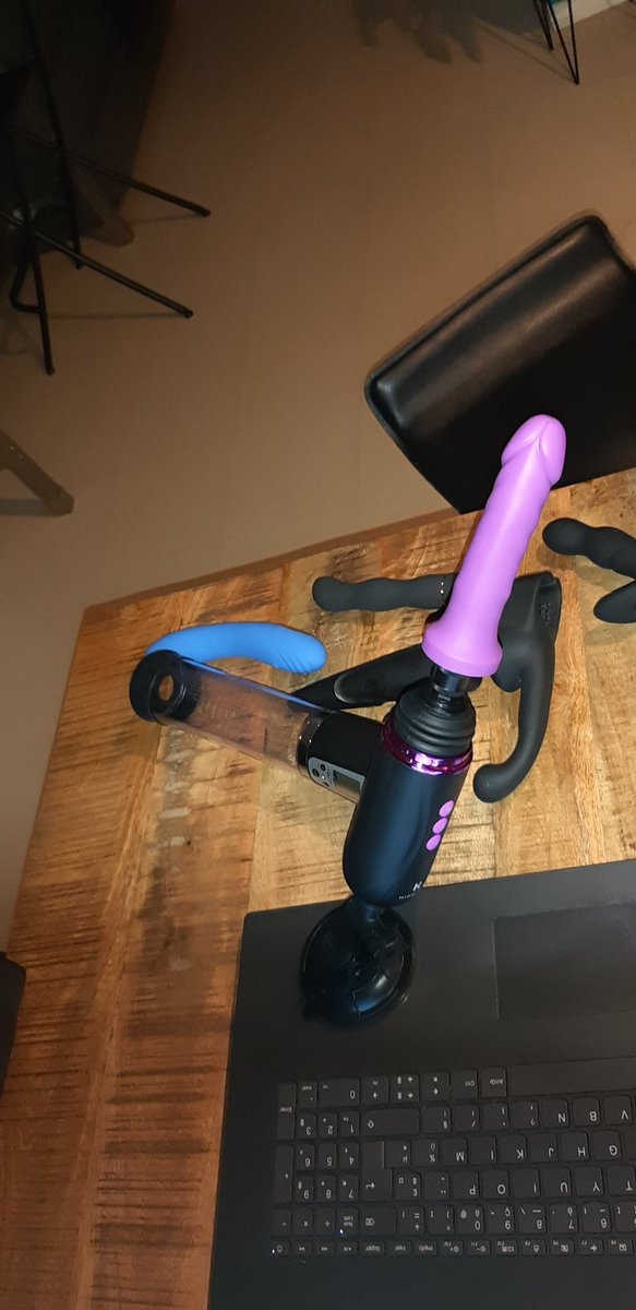 tomsauwer's tweet photo. Merci @hismith_dora il sera parfait pour faire plaisir à mes fans #cam4
5 étoiles pour ce produit génial
Design discret, connecté à une appli android, malette de rangement, adaptable à d'autres sextoys. Il promets des shows intense dans toutes les pièces #minifuckmachine 😘 https://t.co/TZfNSywJdU