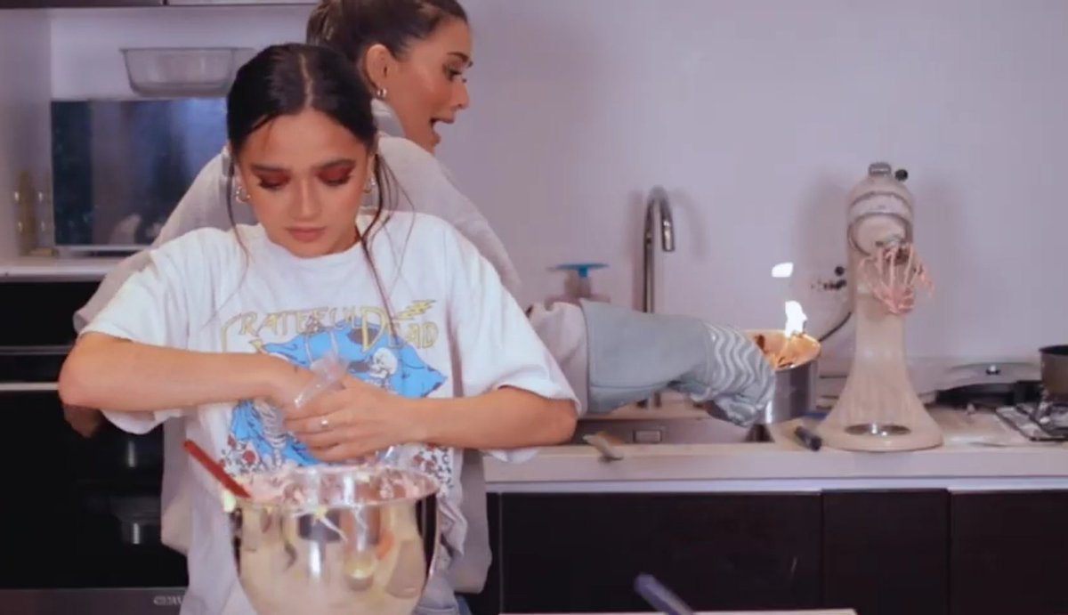 EvaMoonxCache2's tweet image. Calle: no quemes nada el microondas
Calle tambien: