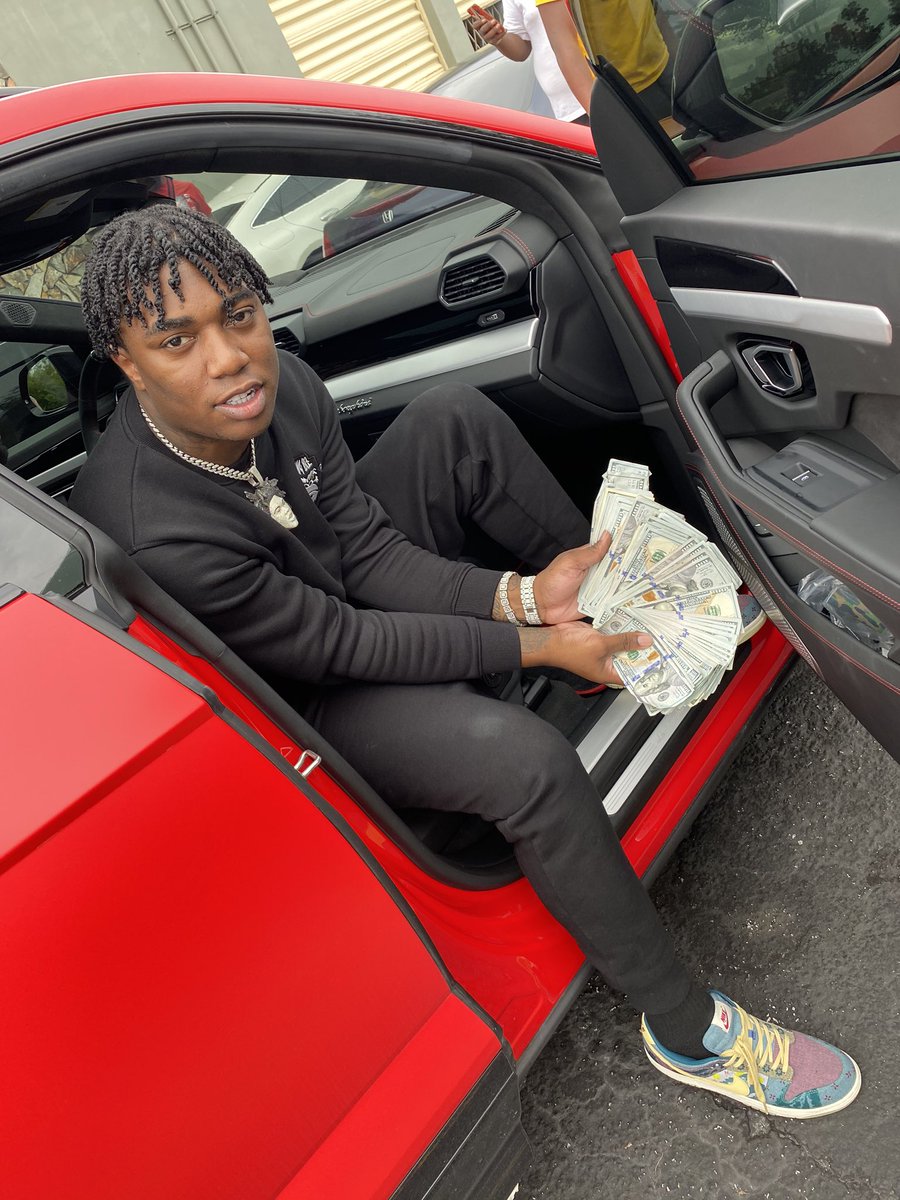 FredoBang's tweet photo. Biggest Bag In The Room🦍 https://t.co/AgTgBoXcJ7