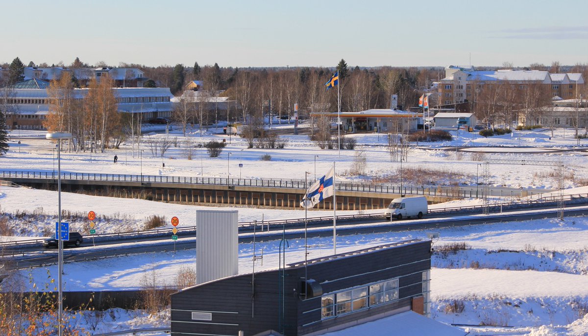ElfMika's tweet photo. Life on the #border. #Tornio/#Finland - #Haparanda/#Sweden.
#thisisfinland #thisislapland #lapland #winter #bordercontrols #rajavartiosto #tulli #customs #discoveringfinland https://t.co/kCF871hAsL
