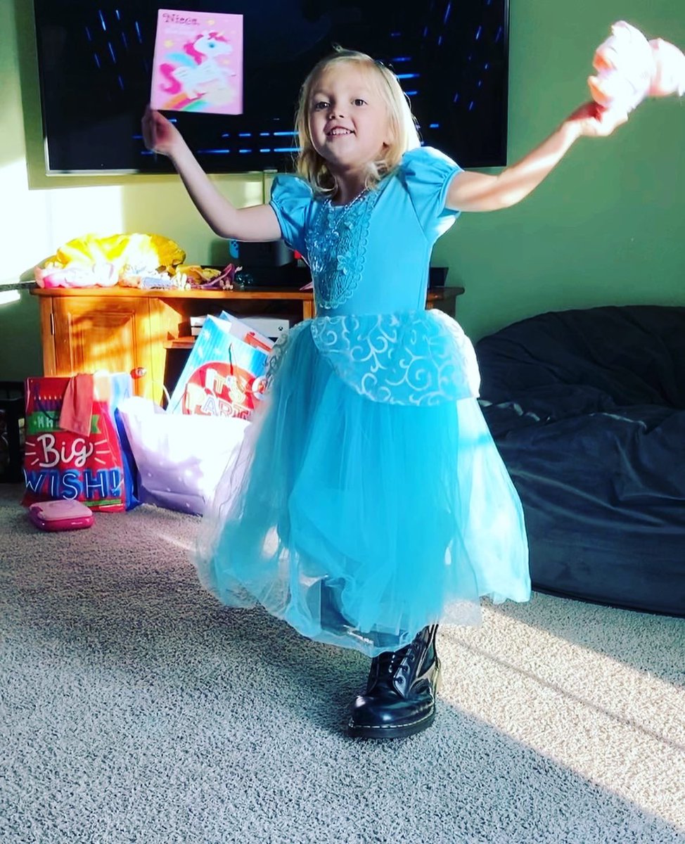 nathanbohatch's tweet image. The first thing Princess Poppy does every time we come over is try my boots on.  Personally, I think this is a good look. @drmartens you have a little fan in the making. #princesspoppy #unclenathansboots #drmartens