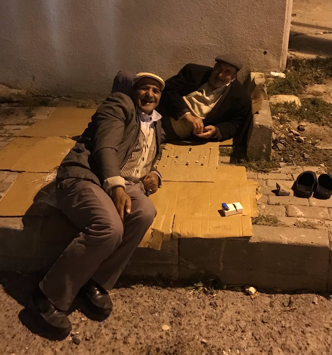 eesrayigitt's tweet photo. Saat 01:00.Amca napıyosunuz dedim, 9 taş oynuyoruz dedi.En derinimizi ısıtan şu gülüşler tüm yorgunluğumuzu aldı.Şu dünyada masumiyet kadar güzel ne kaldıki 🥳 https://t.co/feegzwf7bM