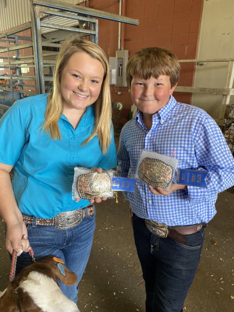 mandys8977's tweet photo. 2 Showmanship Champions, a Grand Reserve Champ, &amp; friends to cheer us on! A day well spent in the barn! Congrats Jessee &amp; Glaven! So proud of you both! #GoAtLife https://t.co/fJGt0J4OsG