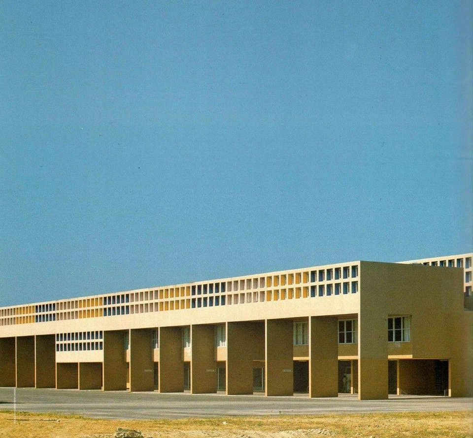 Memoire2cite's tweet photo. Lycée scientifique et campus scolaire - Pesaro - 1974-81 
Arch Carlo Aymonino et Aldo Rossi. https://t.co/a8cBZw3N3i