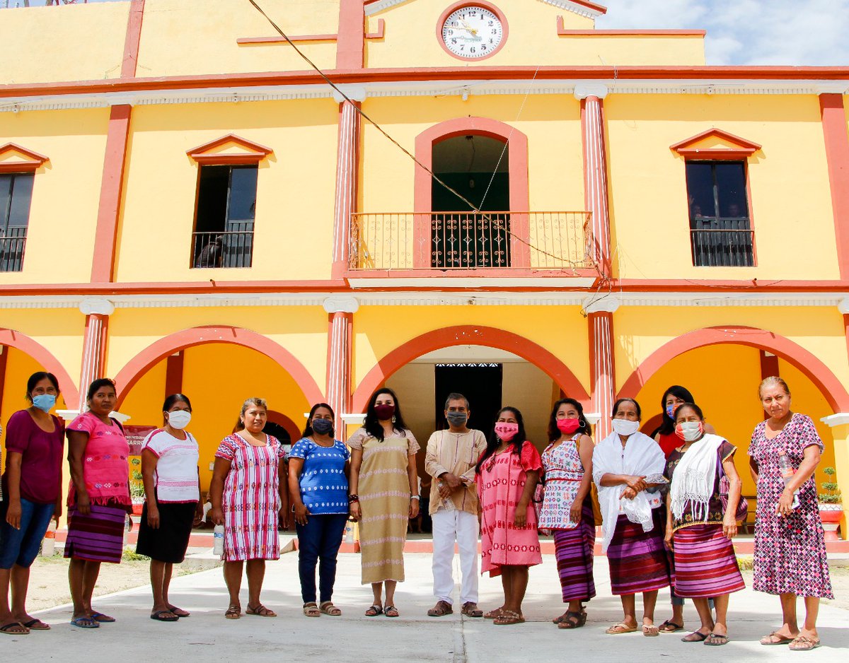 Crisara_TV's tweet photo. Mujeres de San Juan Colorado durante la visita del Instituto Oaxaqueño de las Artesanías (IOA) para recibir requisitos de los programas que ofrece el instituto y credencialización de 70 artesanas de este municipio.

Fotos: @GobOax @IOA_GobOax @climaco_nadia https://t.co/H4TRLSUkiS