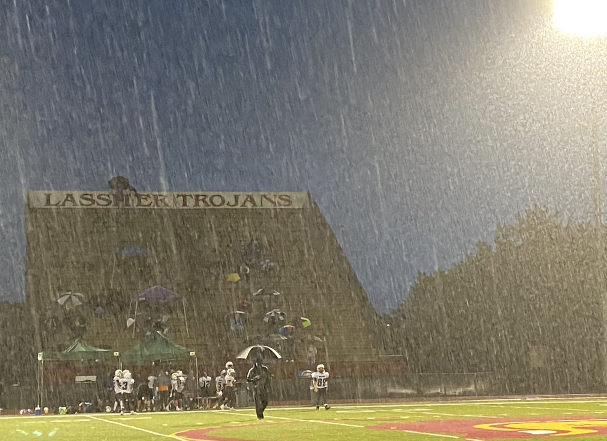 MsDani_LAT_ATC's tweet photo. One of the negative parts of being an AT. #showers #rain #nolightning #thegamegoeson #ATlife https://t.co/YVu9STF0RQ