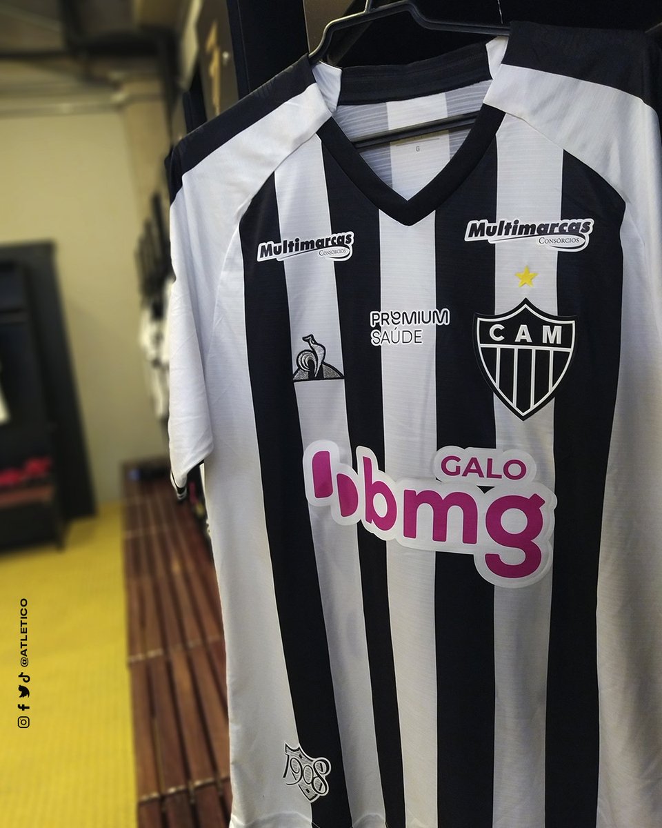Atletico's tweet photo. 📸 Manto alvinegro preparado no @Mineirao!

🎀 Hoje, com uma ação especial: as camisas do Galo terão a marca do @GaloBmg estampadas na cor rosa, em alusão ao #OutubroRosa e as campanhas de conscientização e prevenção contra o câncer de mama.

Vamos, #Galo! #CAMxSPO 🏴🏳 https://t.co/nlNFG5h6M8