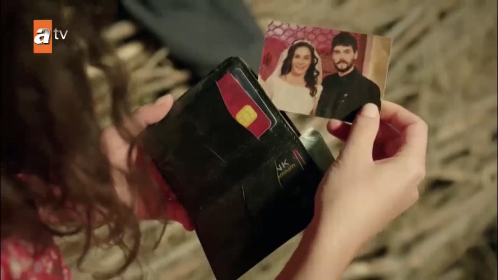 she was going for the note but she saw their picture and she’s a romantic so the picture is more important   #Hercai   #ReyMir